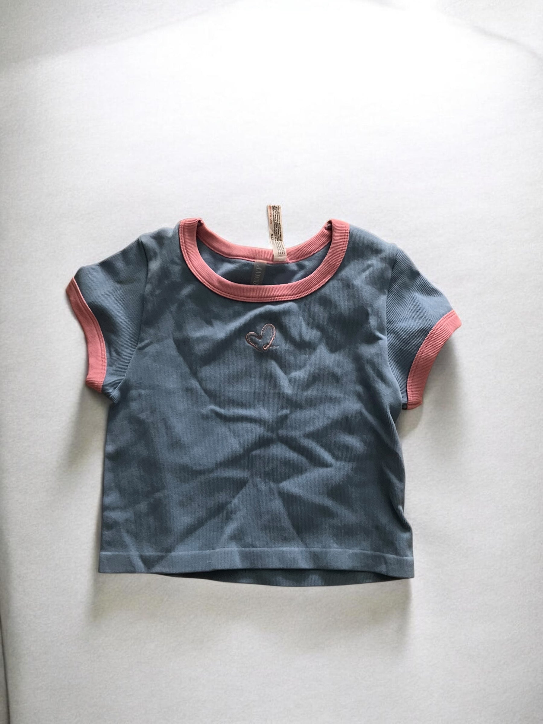 ANWND Blue Ribbed Short-Sleeve Top with Pink Contrast Trim & Heart Detail – Size M/L